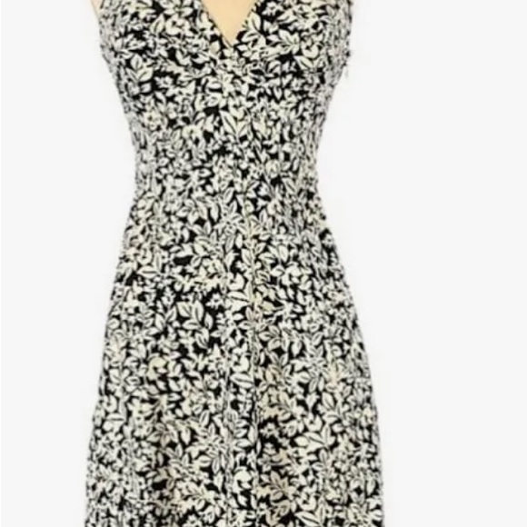 Black White Floral Halter Dress
White House Black Market Sz 6 - Picture 4 of 7